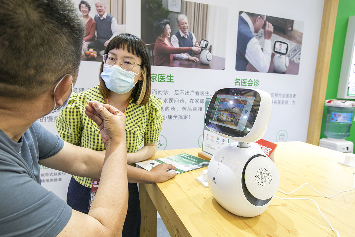 老人智能陪伴机器人：提升老年生活品质的智能伴侣