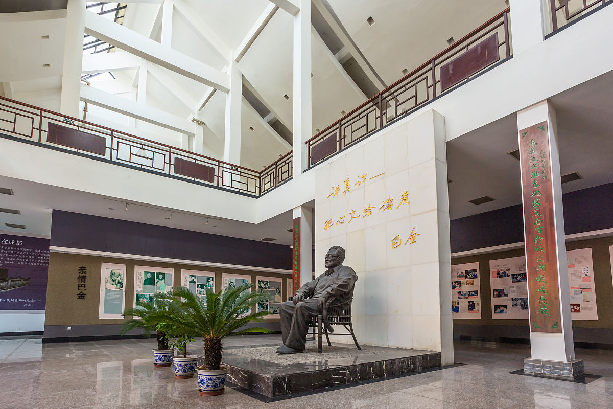 成都市工业职业技术学院入学需要带什么？有几个教学区？