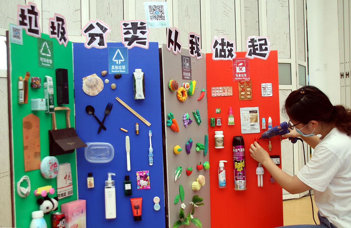 请你美化我的语言形成一篇实习挂职日记不少于500字：我今天在虎溪花园社区做了这些工作①学习垃圾分类知识参与小程序的垃圾分类竞赛②跟随周灵前往虎溪花园小区和共同参与挂职的同学分成两个小组进行巡查对五个集中投放点的设施、垃圾分类标志、宣传标语进行了检查发现了一定的错误明白了团队合作和工作细致的重要性。