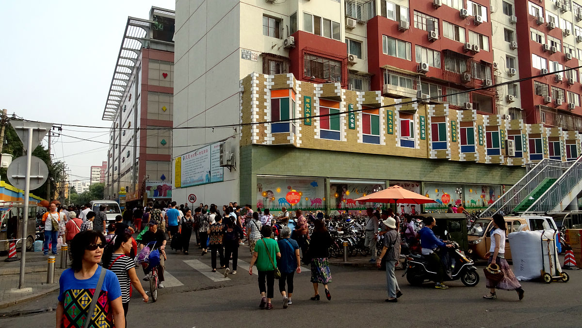 2017年9月13日,北京天意小商品批发市场,不少顾客前来扫货.