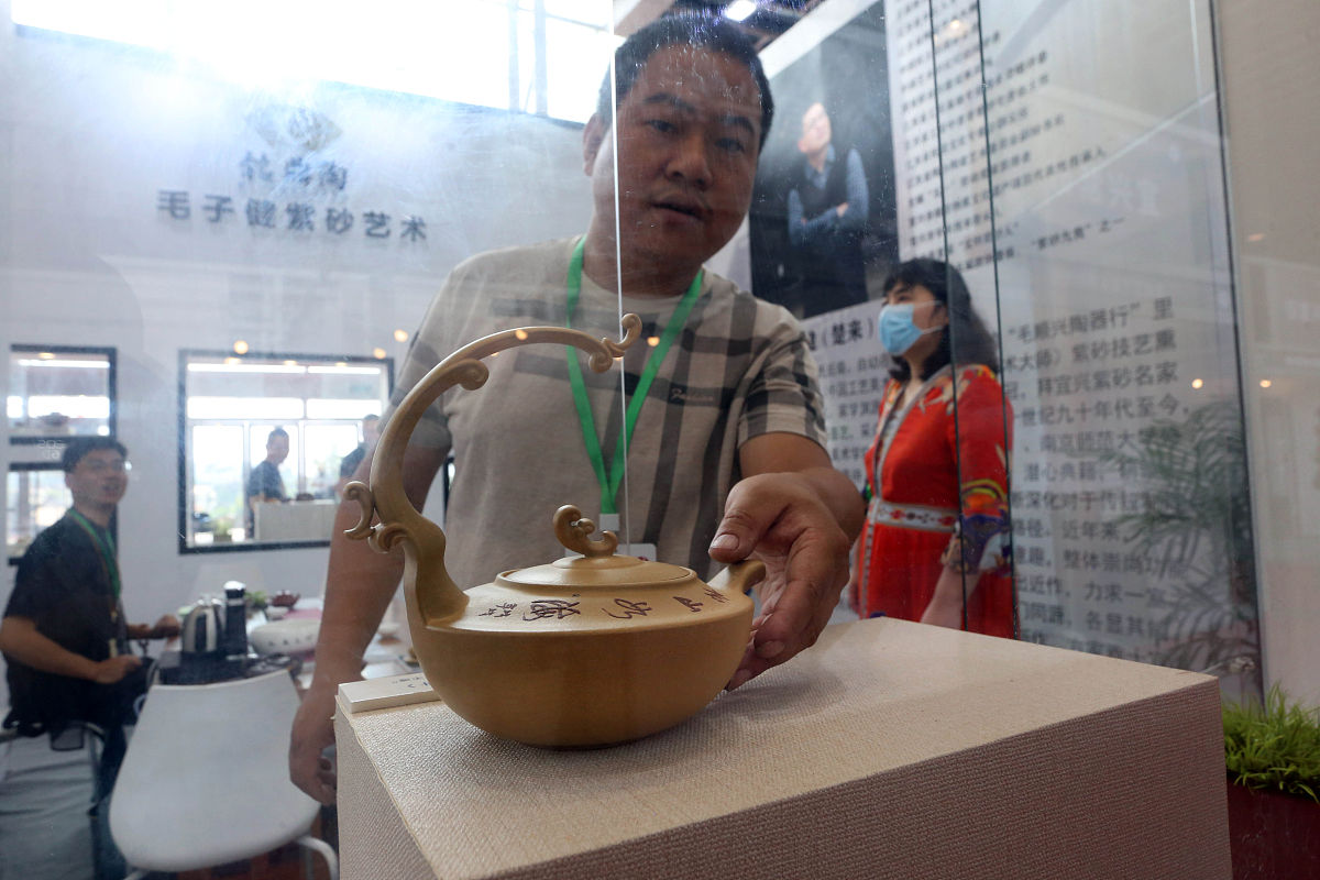 2020年9月11日,"2020江苏工艺美术精品博览会"在南京国际展览中心开幕