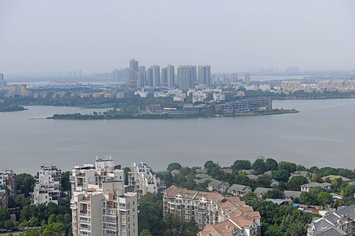 2019年10月14日,武汉经济技术开发区,三角湖周边城市风光.