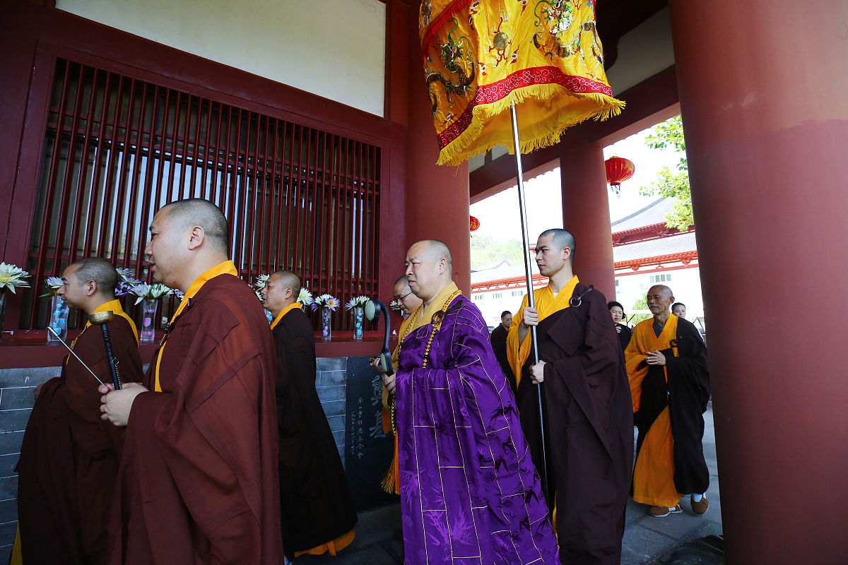 想出家怎么联系寺庙 用300字描述