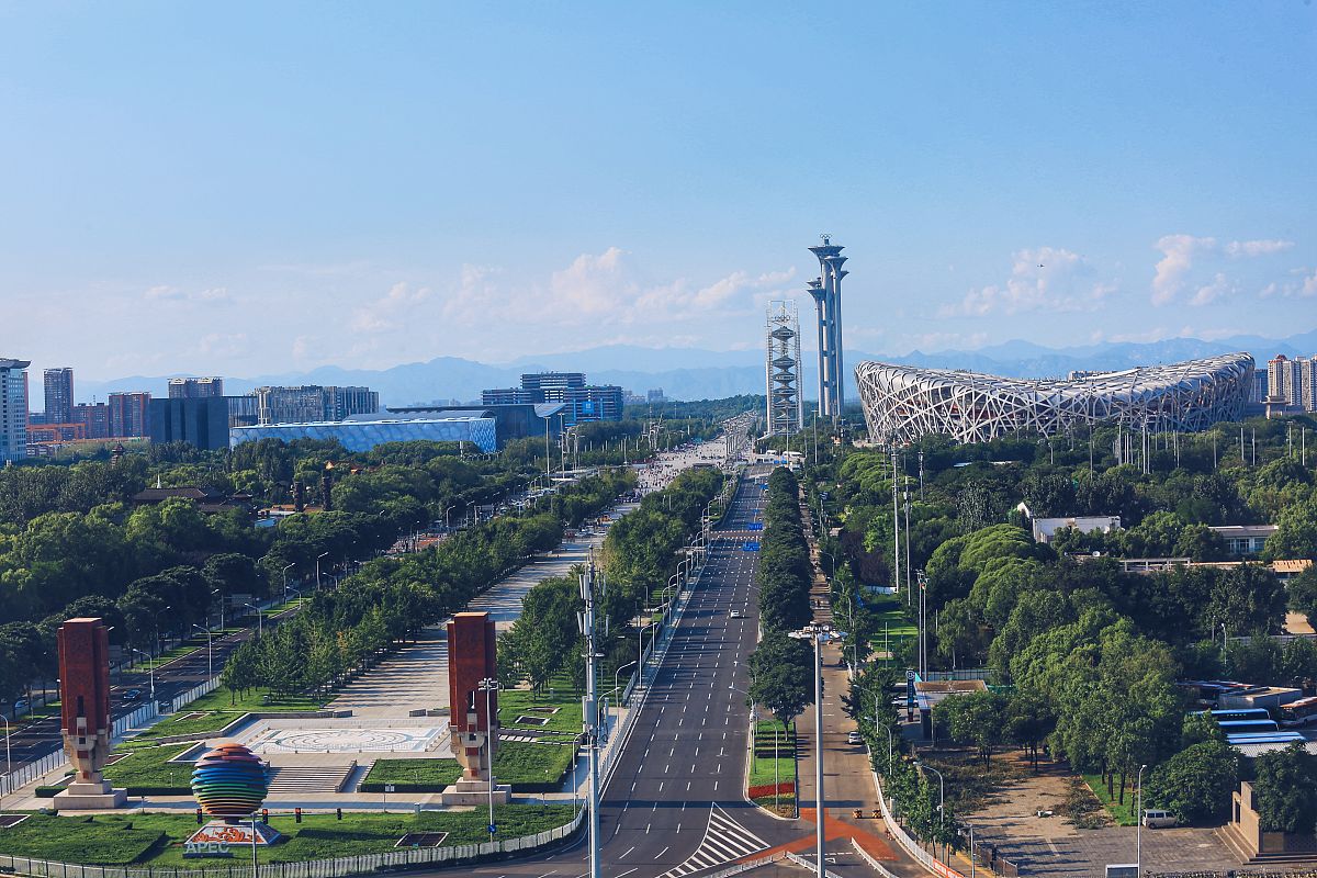 2018年7月26日,北京,中轴线最北端的景观大道与远处的鸟巢,水立方,奥