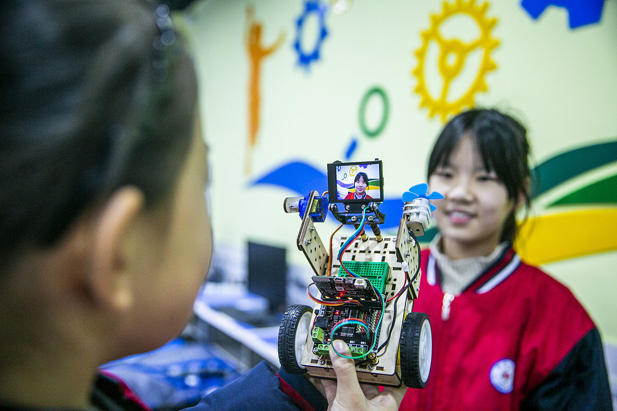 写出一篇题目为《人工智能辅助下的盲童运动控制》硕士论文题目