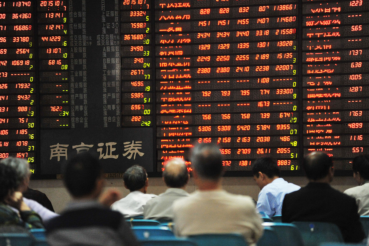 2015年10月15日,江苏省南京市,股民在一证券营业部关注着大涨行情.