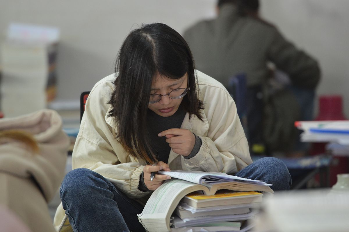 2019年11月2日,在安徽阜阳师范大学西湖校区,准备参加考研的学生在紧