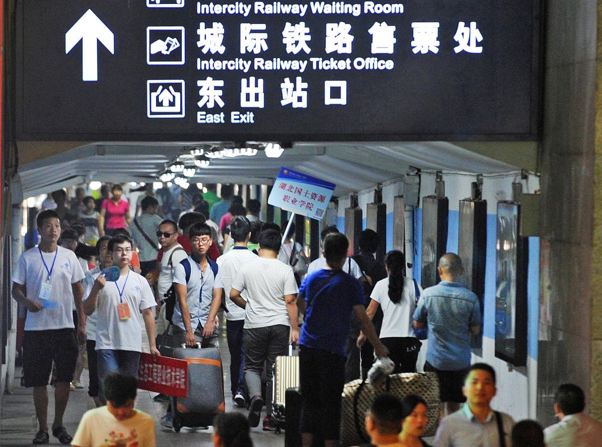 火车站a个新生机场b个新生每个大巴可坐c人从火车站到学校每次花费x元机场到学校每次花费y元。从火车站出发的大巴可以顺路搭上机场的新生且不需要额外花费学校至少要花多少钱