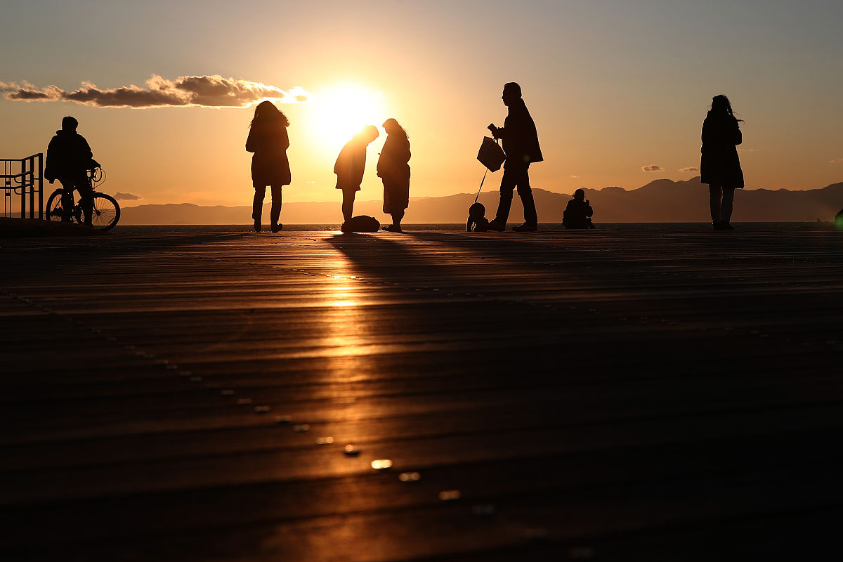 写篇标题为旅途中的孤独让我更加珍惜身边的人 的1200字文章并重新取个小红书爆文标题