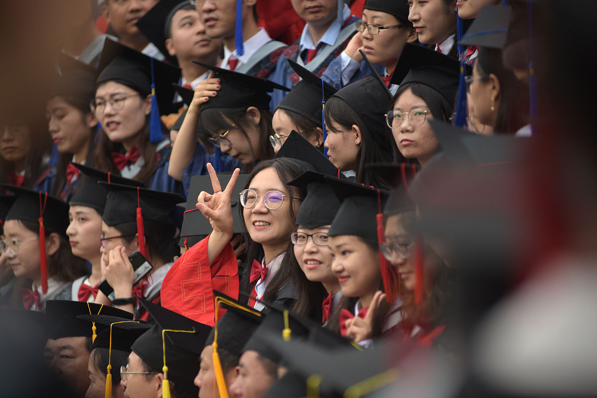 研究生毕业欢送会：致敬青春，展望未来