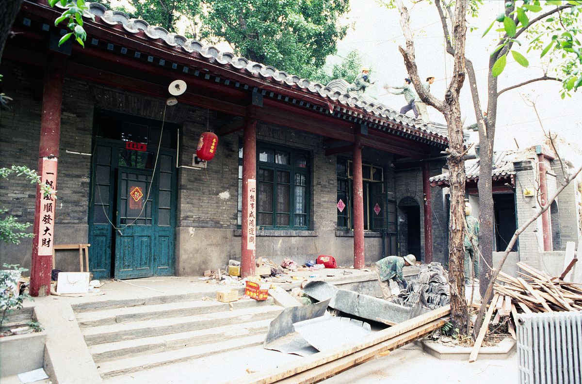 2002年8月24日,北京,标准的四合院,原本一定是大户人家.
