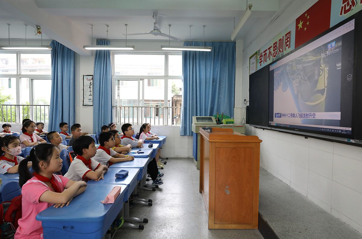请给本科毕业论文《漯河市乡村中学教育信息化建设分析——以皇乡中学为例》写一段评语论文写得一般