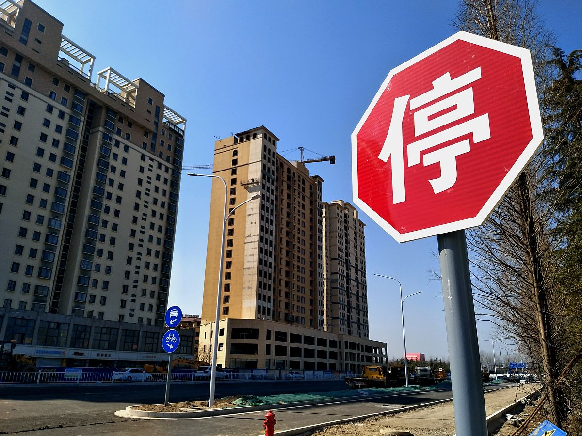 买了小区门面房要交房但是整个小区只建了几栋其它停工怎么办