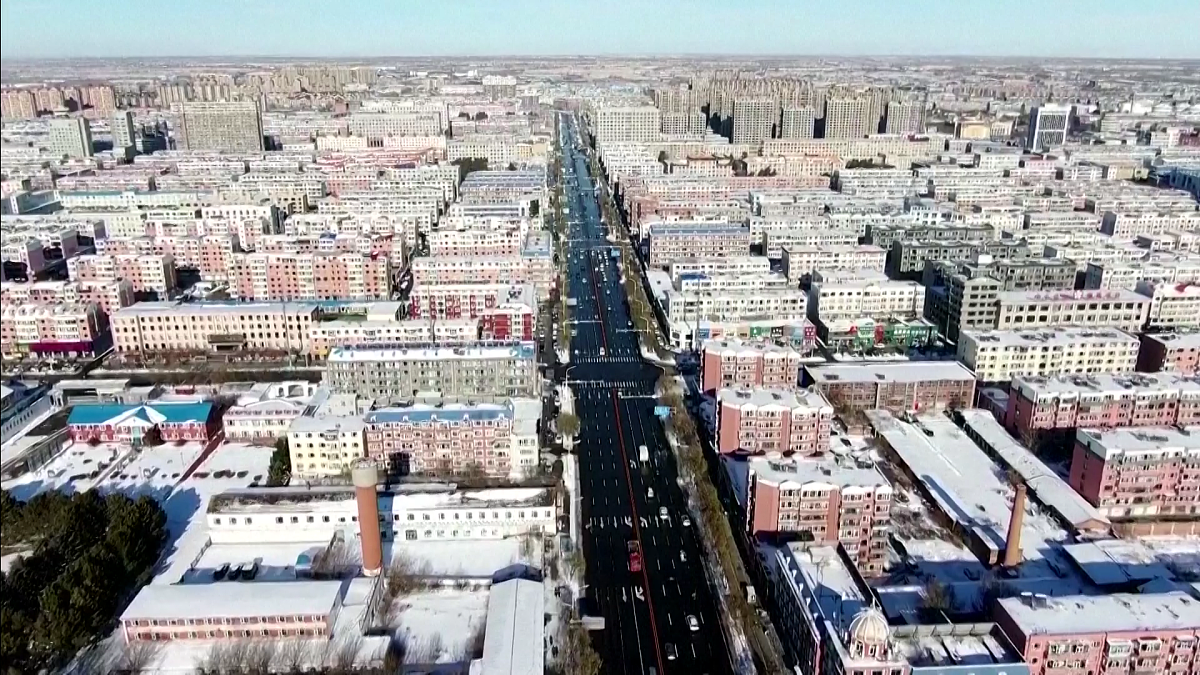 2021年11月11日,吉林白城遭遇暴雪侵袭,航拍城市雪景.(视频截图)