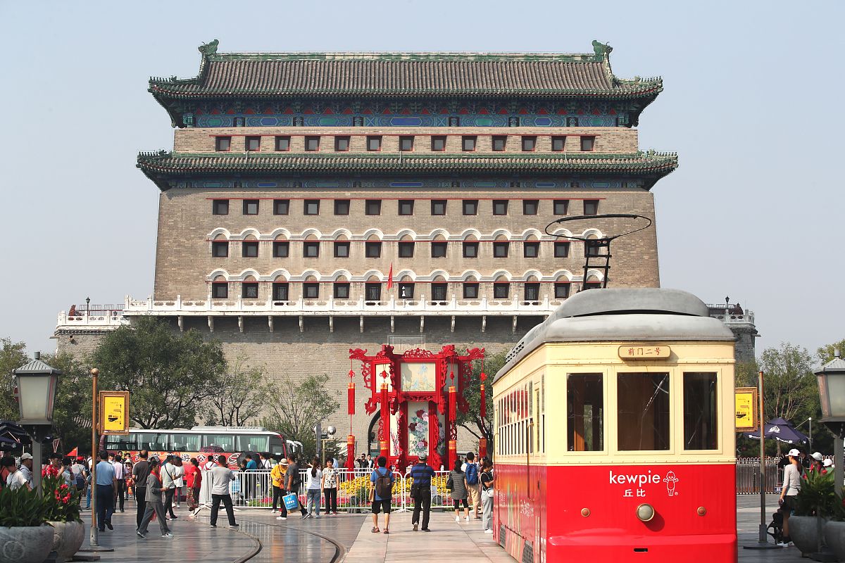2019年9月29日,北京,"北京宫灯"花坛点缀前门步行街,吸引众多市民拍照