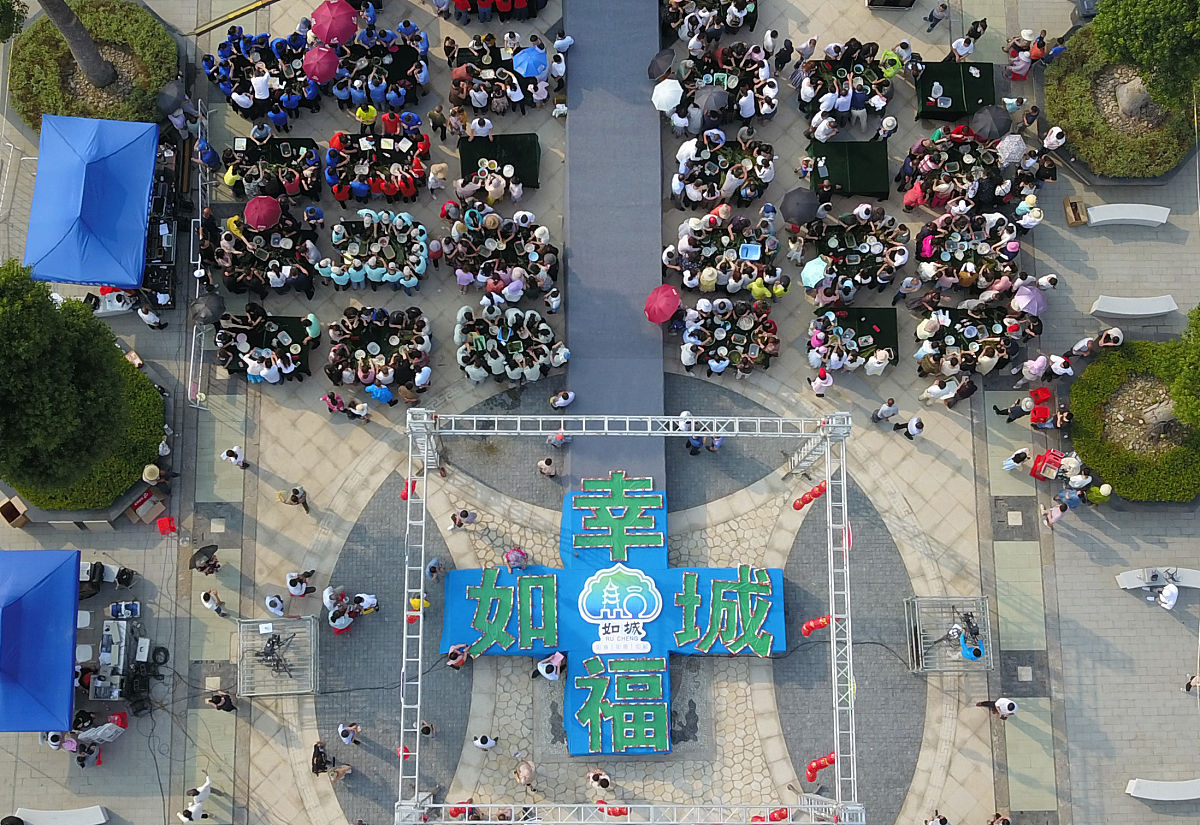 以传统节日载文化青年解读谱新章写一篇稿子