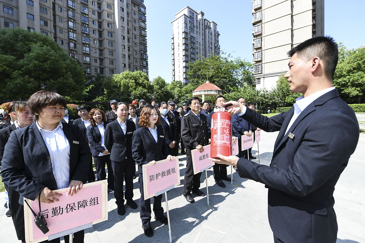 实践岗位：运输安全管理员岗位实践报告实践单位：西安市公共交通集团有限公司第五分公司十车队最近几天的实践内容：安全运输培训教育根据上面内容写一篇实践日志记录实践内容写成一段话格式不少于1000字。