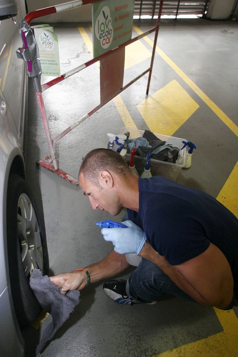 2007年6月19日,法国拉罗谢尔,一个洗车房使用新方法洗车,无需用水.   
