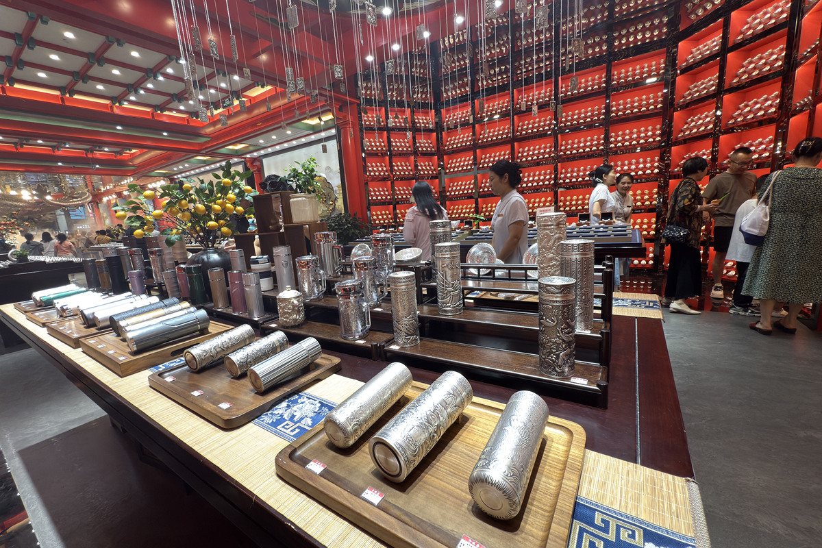 通过以下条件来续写一份商业计划书约500字核心理念藏珍屋的核心理念是通过庞大的网络数据来展示各种独特的有收藏性的内容。一般情况下其中内容仅展示简介与可以合法展示的内容由此不必担心版权问题可以尽可能的收集并展示内容。仅在藏珍屋的app或官网中提供可靠的外部购买收看收听的链接。通过提供社区交流互动和收藏展示社区人们对产品的评分撰写评价。这样通过侧面的方法潜移默化的将产品介绍给人们让人探索自己喜欢的内容