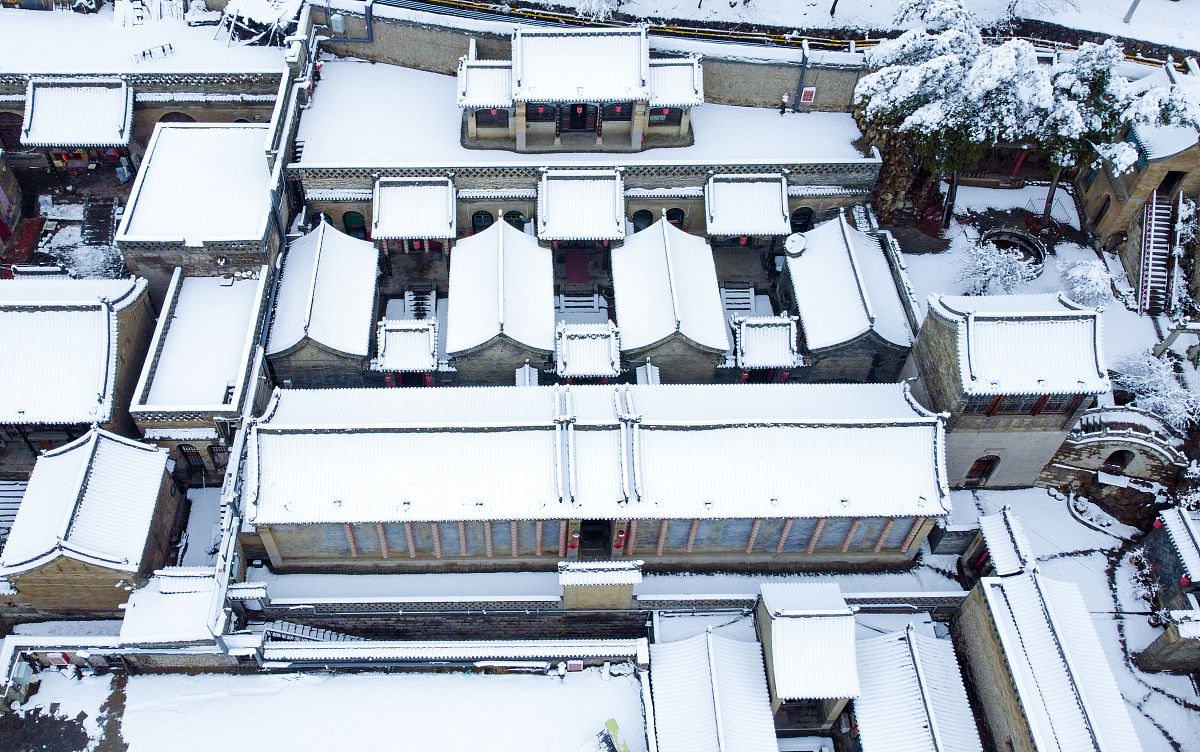 2021年3月1日,山西阳泉,一场大雨雪之后,俯瞰千年古村落小河村评梅景