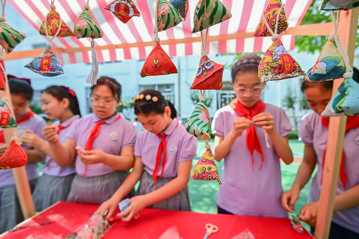 信息稿社区少数民族开展童趣迎六一阅读伴成长