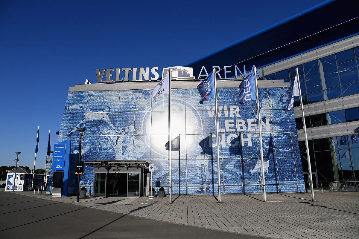 chatgptHello! How may I assist you today把我输入的内容翻译成地道的英语口语：我想说一个冰场。这个冰场在一个商场里在五楼。这个商场离我家不远我以前经常去后来有一天我就注意到了商场里的冰场。我第一次去这里是在2012年那时我还只是一个刚上初中的小孩。我的一个小学同学和我在夏天的时候一起去那儿滑了好几次冰。即使是夏天也要穿长袖去那里因为毕竟是冰场你走近它就会感觉到