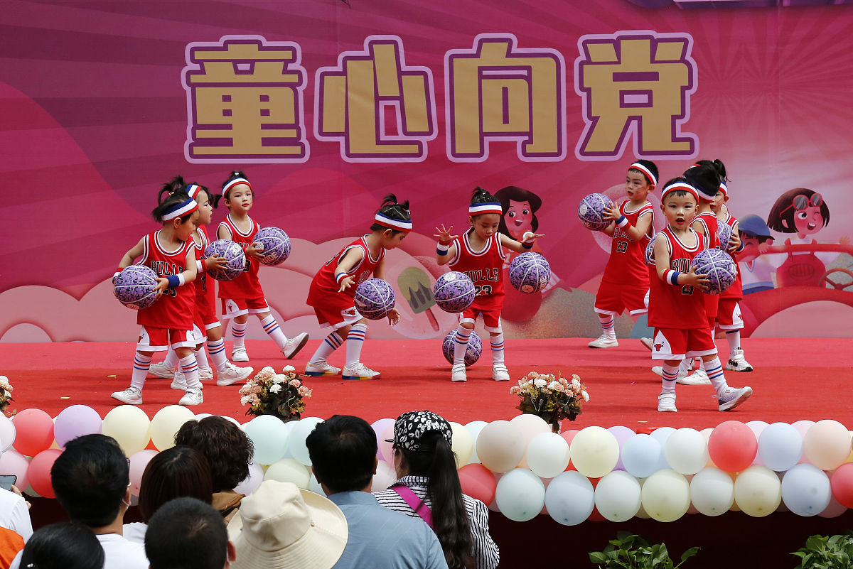 幼儿园六一节目黄梅戏《打猪草对花》串词