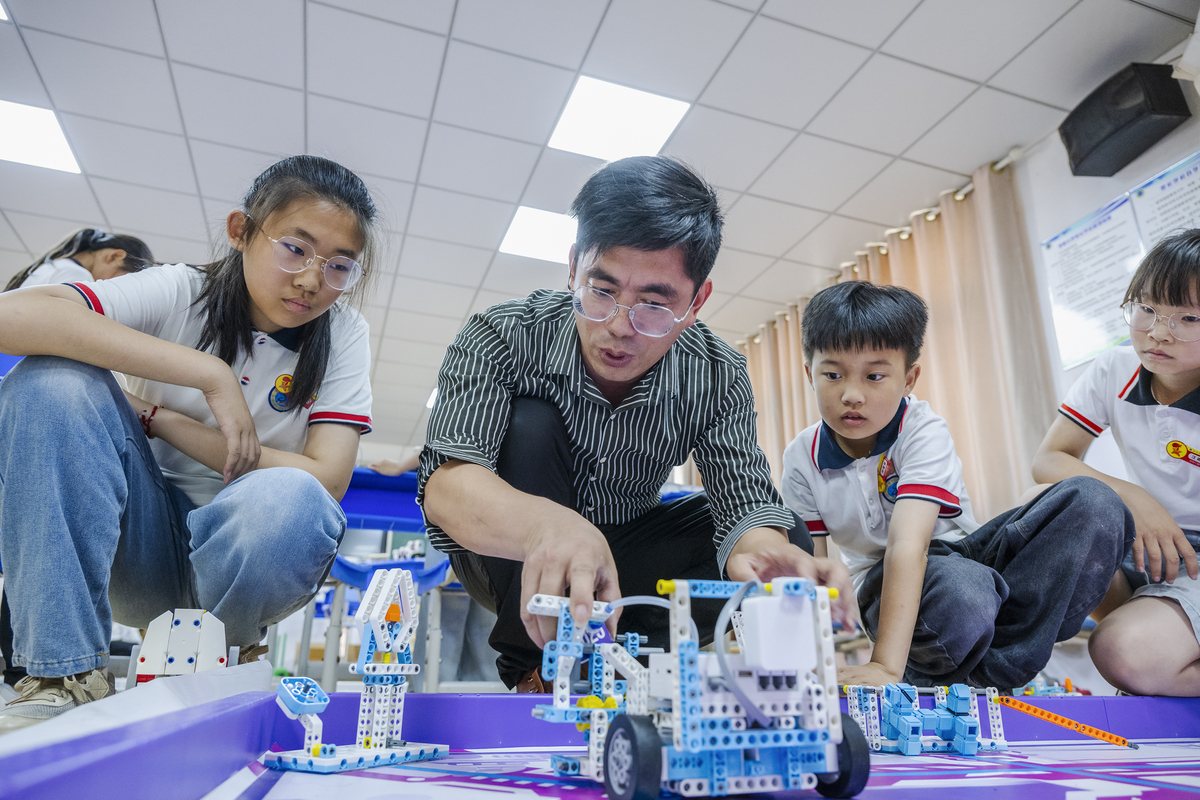 我是一个小学机器人比赛教师现在需要比赛推广宣传需要写一个比赛宣传方案需要包含政策比赛课程体系师资介绍