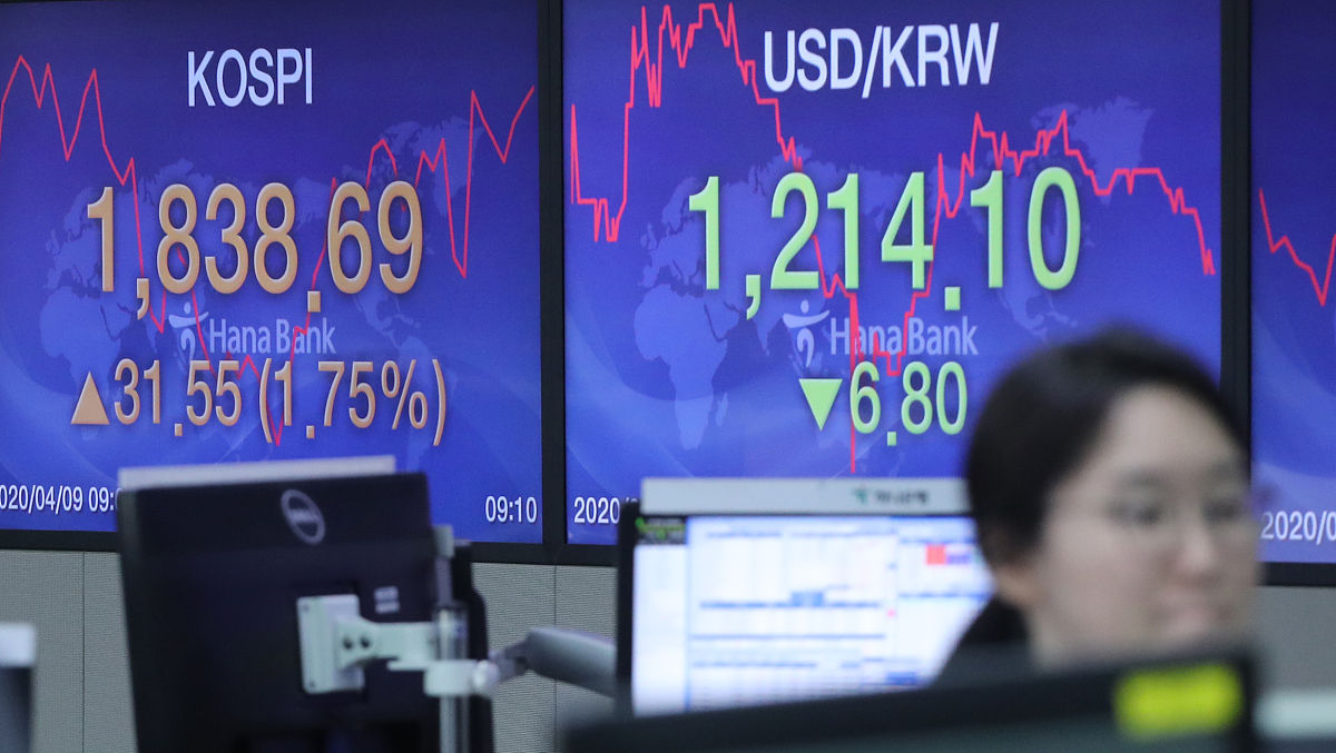 当地时间2020年4月9日,韩国首尔,银行交易厅显示的股市信息. ….     
