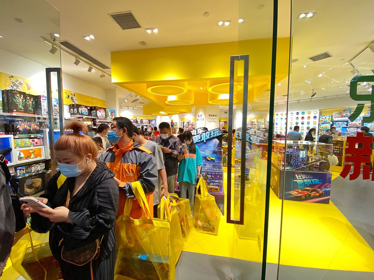 2021年9月19日,郑州,中秋假期首日,乐高郑州正弘城店开业,市民排长队