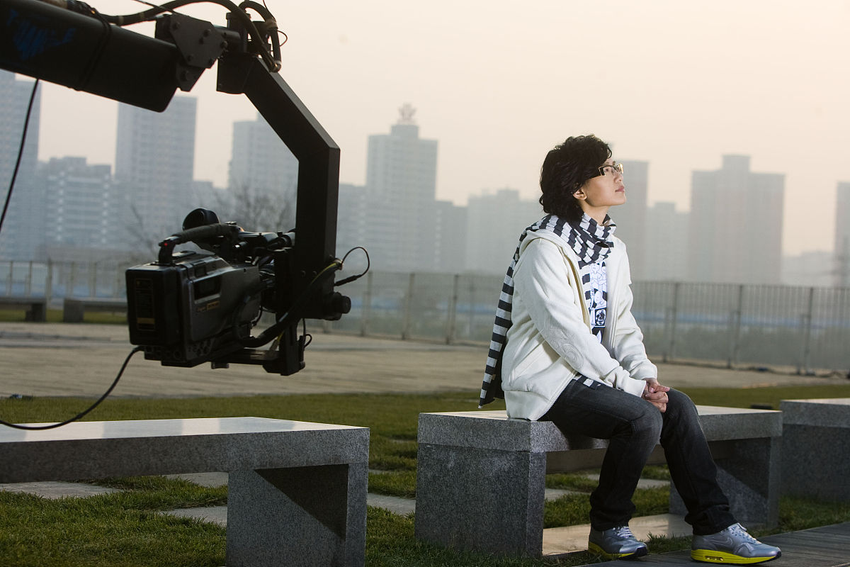 写一首表达梦想情绪的中文摇滚歌曲歌曲表达的主题为团结歌词结构为verse1、verse2、Pre-Chorus1、chorus1、chorus2、verse3、verse4、chorus3、Bridge1、chorus4并确保chorus1、chorus2、chorus3、chorus4、verse5、Pre-Chorus2、chorus5、Bridge2、歌词不重复每段歌词结尾使用中文anwan