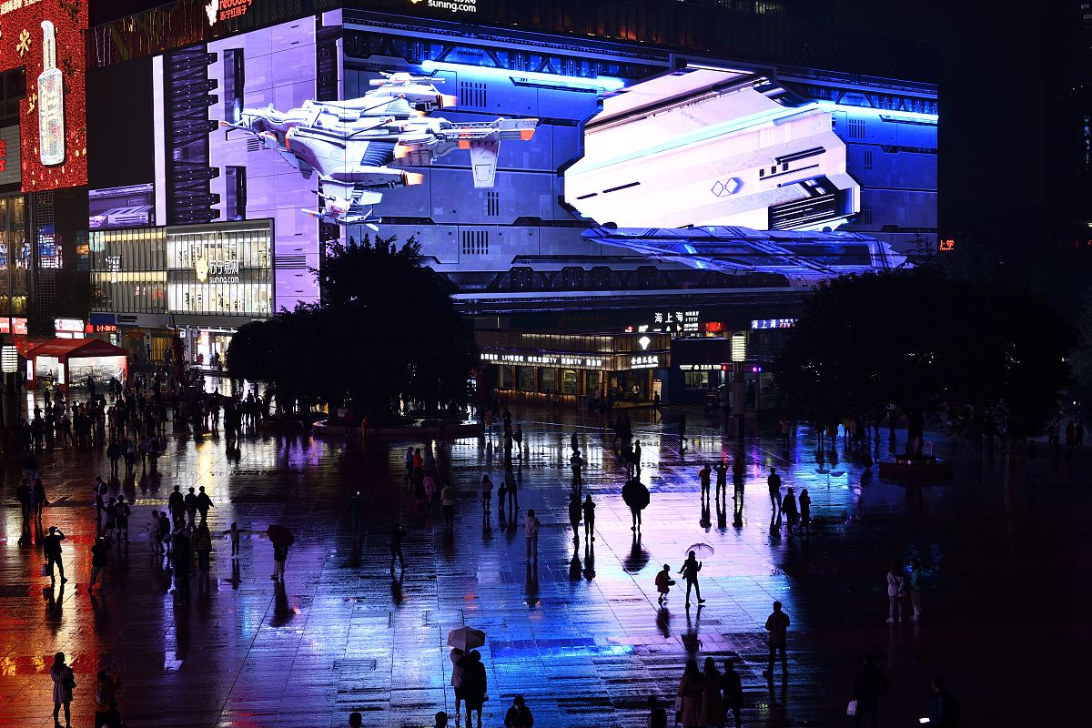 2020年10月28日,重庆观音桥步行街,3788平超高清led巨幕现裸眼3d震撼