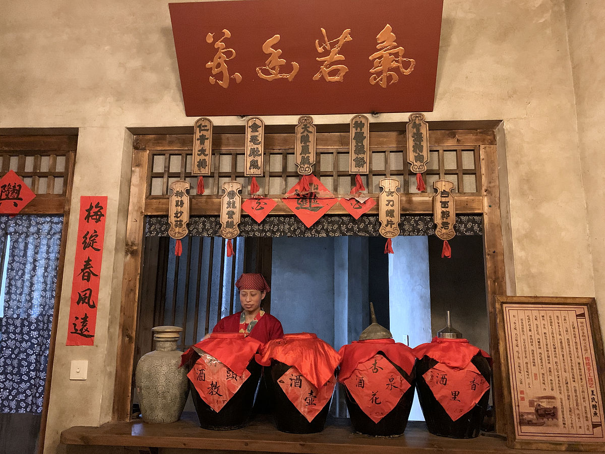 2019年12月14日,山东济宁市梁山县水浒酒文化体验馆.游客来这里,可以