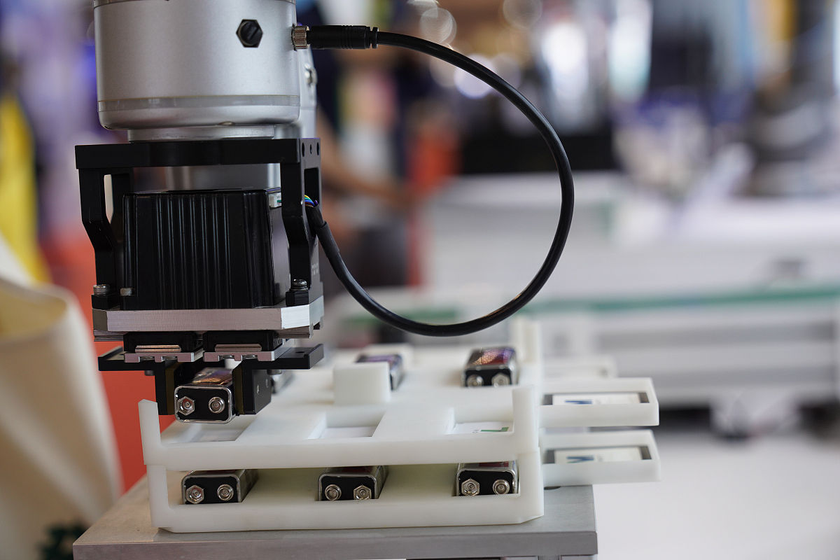 检查下面这段话的逻辑并帮我润色：三个LD Bar条Focus Light 美国呈120°中心对称分布环绕在一个内径为55 mm厚度为05 mm的陶瓷漫反射器表面每个LD Bar条的最大输出功率约为220 W此激光模块可以提供660W的最大抽运功率。 LD的快轴发散角为35°发光面与晶体棒轴线的距离为6 mm这保证了几乎所有抽运光可以直接被晶体吸收提高吸收效率。TmYAG具有两个吸收带分别位于781