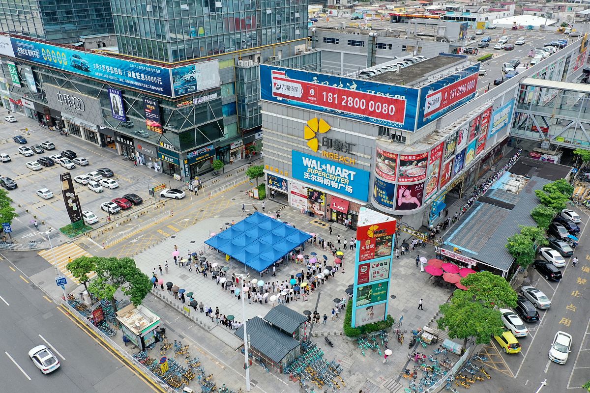 2021年6月21日上午,广东东莞,南城街道鸿福路一商城门前,核酸检测正有