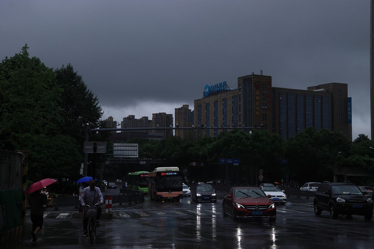 2021年9月13日,台风"灿都"影响浙江绍兴,市民冒雨出行.