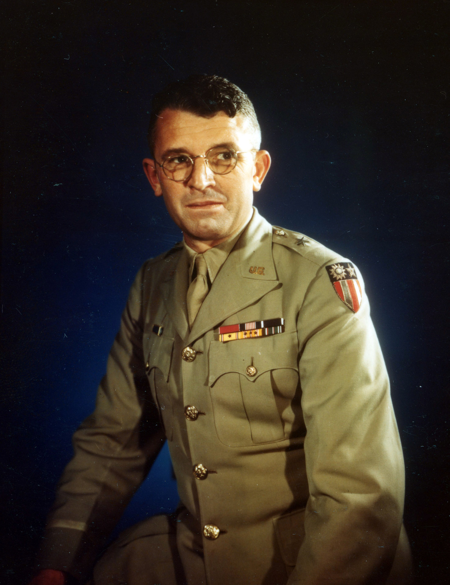 屈希勒尔元帅屈希勒尔元帅Karl Rudolf Gerd von Rundstedt1875年12月12日-1953年2月24日是德国陆军的元帅曾参加第一次世界大战和第二次世界大战。在第二次世界大战中他曾担任德国西线的总司令并参与了许多重要的战役如法国战役、诺曼底登陆和阿登战役等。他被认为是二战中最优秀的德国将领之一因其出色的指挥才能和对战争的深刻理解而受到了广泛的赞誉。他于1953年去世享年77