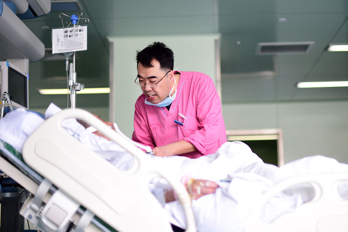 手术室暖心服务手术室暖心服务是指在手术过程中为患者提供贴心、人性化的服务。这些服务包括：1 给予患者关怀：在手术室内医护人员可以通过让患者感受到温暖和安慰来减少他们的紧张和恐惧。例如可以适时地与患者交流询问患者病情、家庭、兴趣等方面的信息让他们感觉到被关心和重视。2 提供舒适的环境：手术室通常给人一种陌生、冷漠的感觉但是通过一些小细节的改善也可以让患者感到温馨。例如可以在手术室里放置柔和的音乐、调