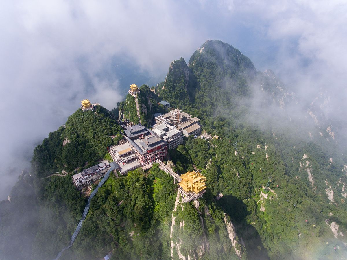 河南洛阳老君山的由来200字左右详细描述一下