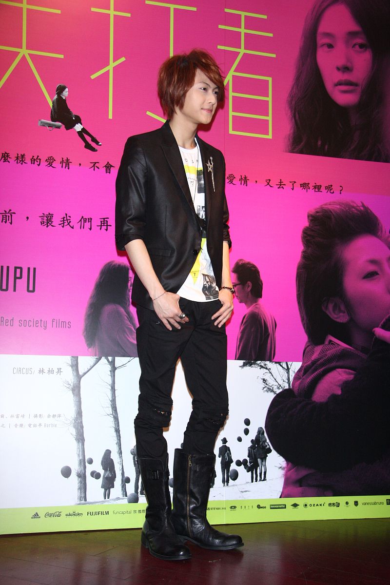 2011年4月10日,台北,电影《消失打看》举办签票会.j.p.m王子(邱胜翊)+
