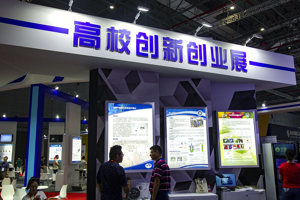 摘要：高职院校开展创新创业教育与专业教育相融合是基于创新型国家建设的人才需要而深化教学改革的重要举措高职院校创新创业教育和专业教育的有效融合是促进教育教学改革的重要手段。本文通过分析高职院校创新创业教育与专业教育融合的困境提出以学生为中心课程+平台+项目三主导的融合模式探索如何构建创新创业教育与专业教育融合的课程体系、如何完善并充分利用校内外两级实践平台、如何多途径培育创新创业项目以促进高职院校创