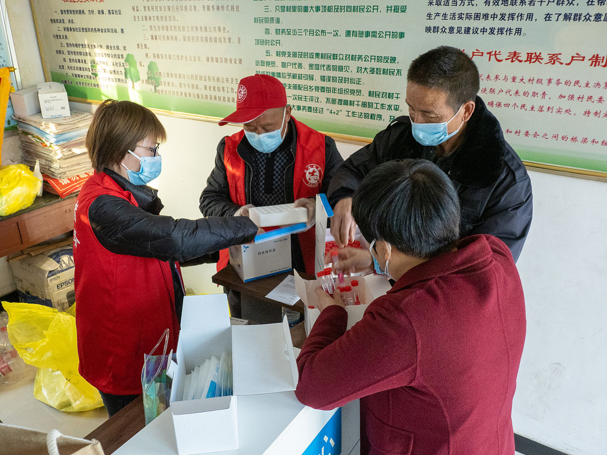 请帮我写300字协助群众核酸检测志愿者事迹介绍材料