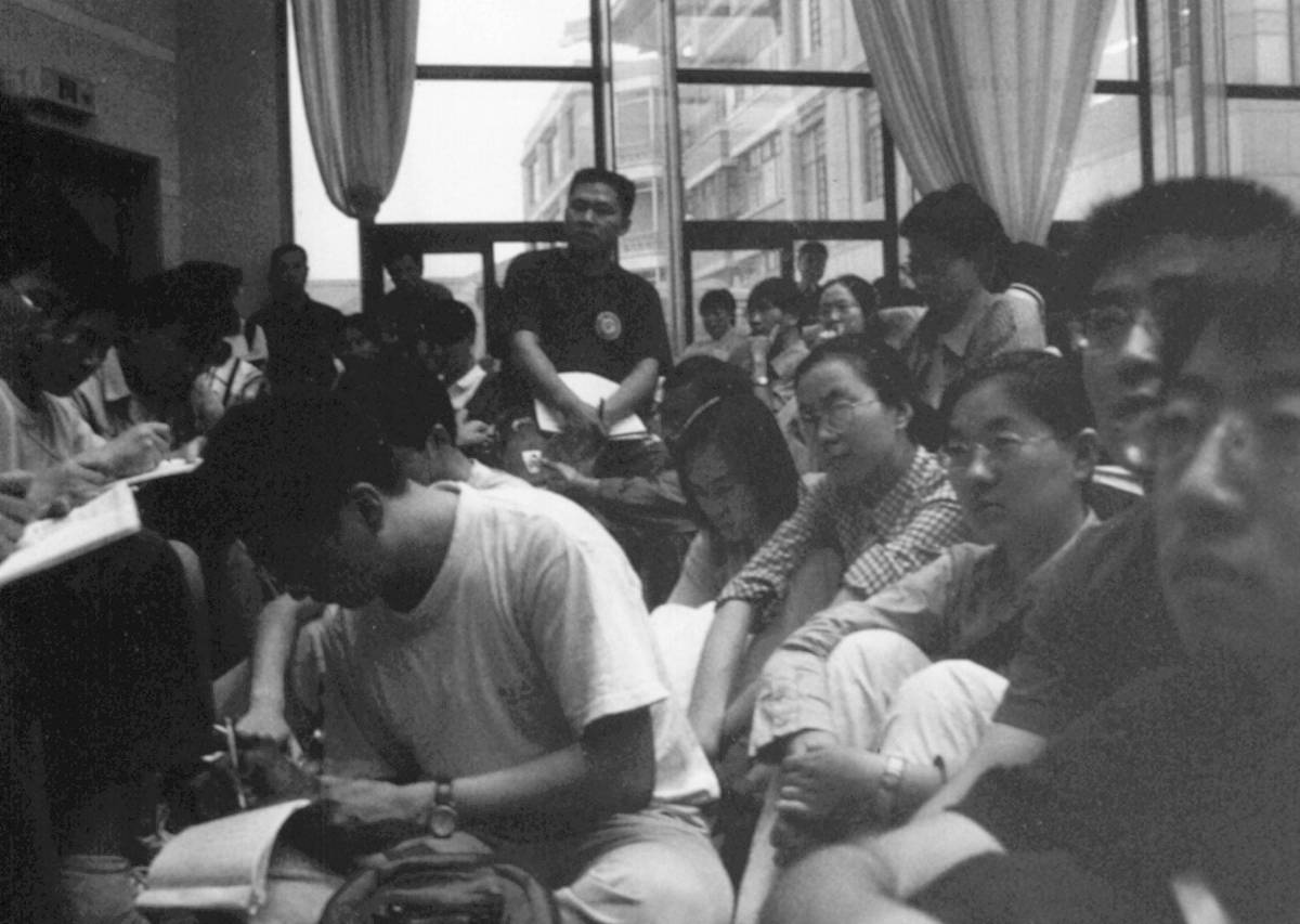 帮我查找并分析一下新中国成立后参加第一次高考的大学生毕业后的择业方向并说明为什么这样1 军队和政府机关在新中国成立后的早期许多大学毕业生选择加入军队或政府机关。这是因为国家需要大量的人才来推动社会主义建设和发展。政府机关需要人来管理国家的各个方面而军队需要人来保卫国家和维护社会稳定。2 科研和教育机构随着新中国的不断发展科研和教育机构也逐渐得到了发展。因此许多大学毕业生选择进入这些领域从事研究和教