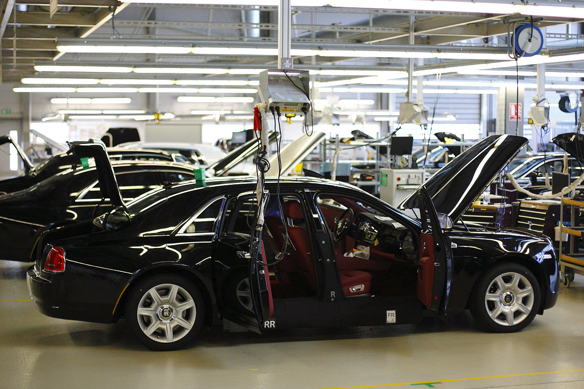 展示車360台超！充実整備工場併設で安心の中古車選び