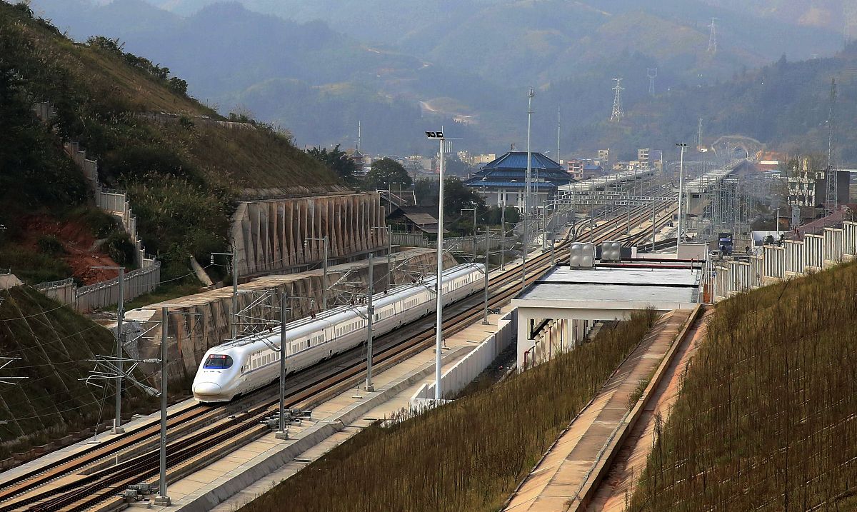 贵州省学高铁的学校简介用发散