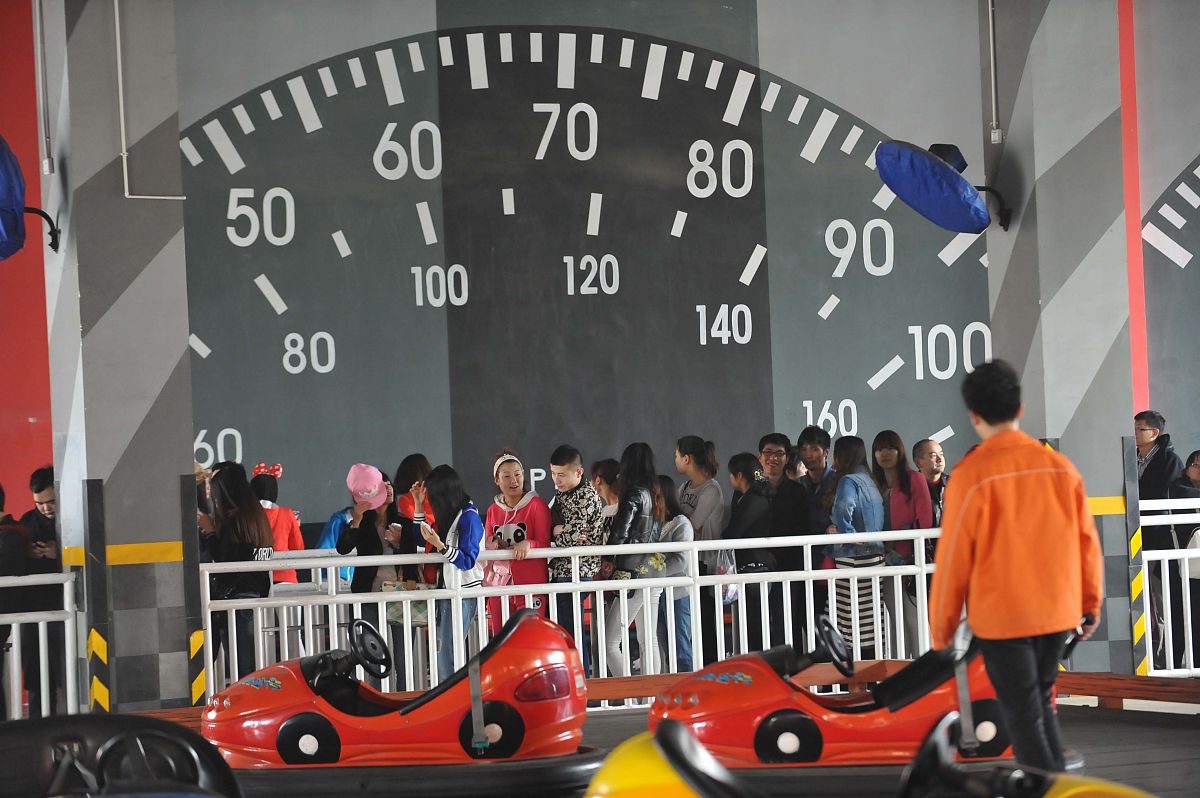 为武汉欢乐谷极速飞车设计一句新媒体文案