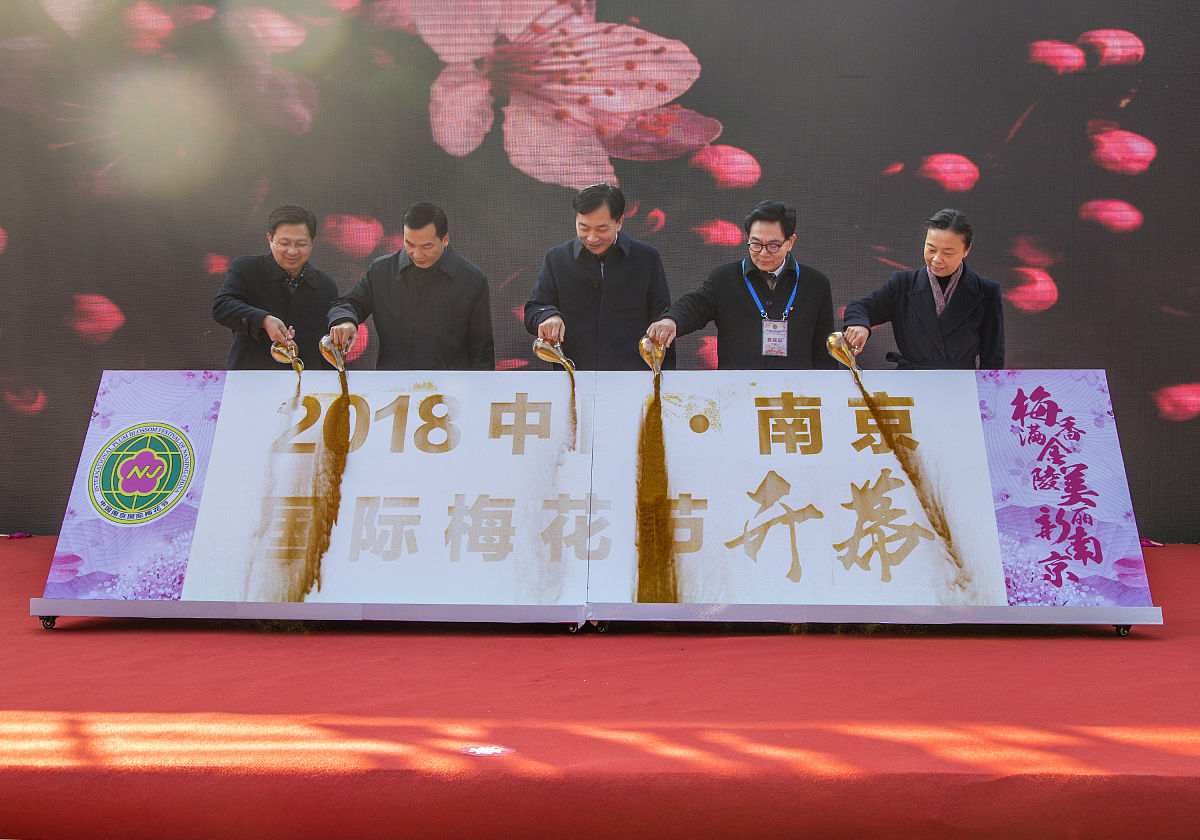 高校校庆公关策划案：提升知名度，加强校友联系