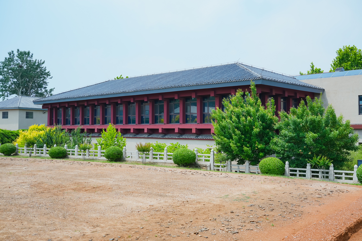 由马原任课教员组织学员六队前往咸阳市渭城区的汉阳陵展开现地实践教学活动。汉阳陵是汉景帝刘启及其皇后王氏的合葬陵园是中国目前遗址发掘面积最大、勘探研究最深入全面、保护展示工作开展最好的西汉帝陵。在30多年的考古过程中汉阳陵先后出土陶俑、陶制器皿、陶塑动物等文物约10万件再现了汉代政治、经济、文化、军事的真实面貌和人民的精神状态。9点55分伴随着绵绵细雨学员们准时到达目的地在导游的带领下有序地进入汉阳