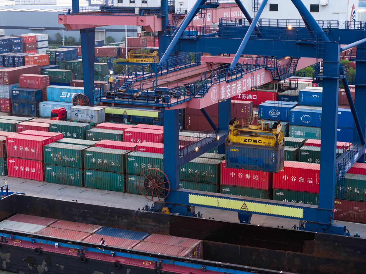 基于深圳及华南地区船期不稳定和目的港拆箱速度慢的行业态势下。优化下这句话