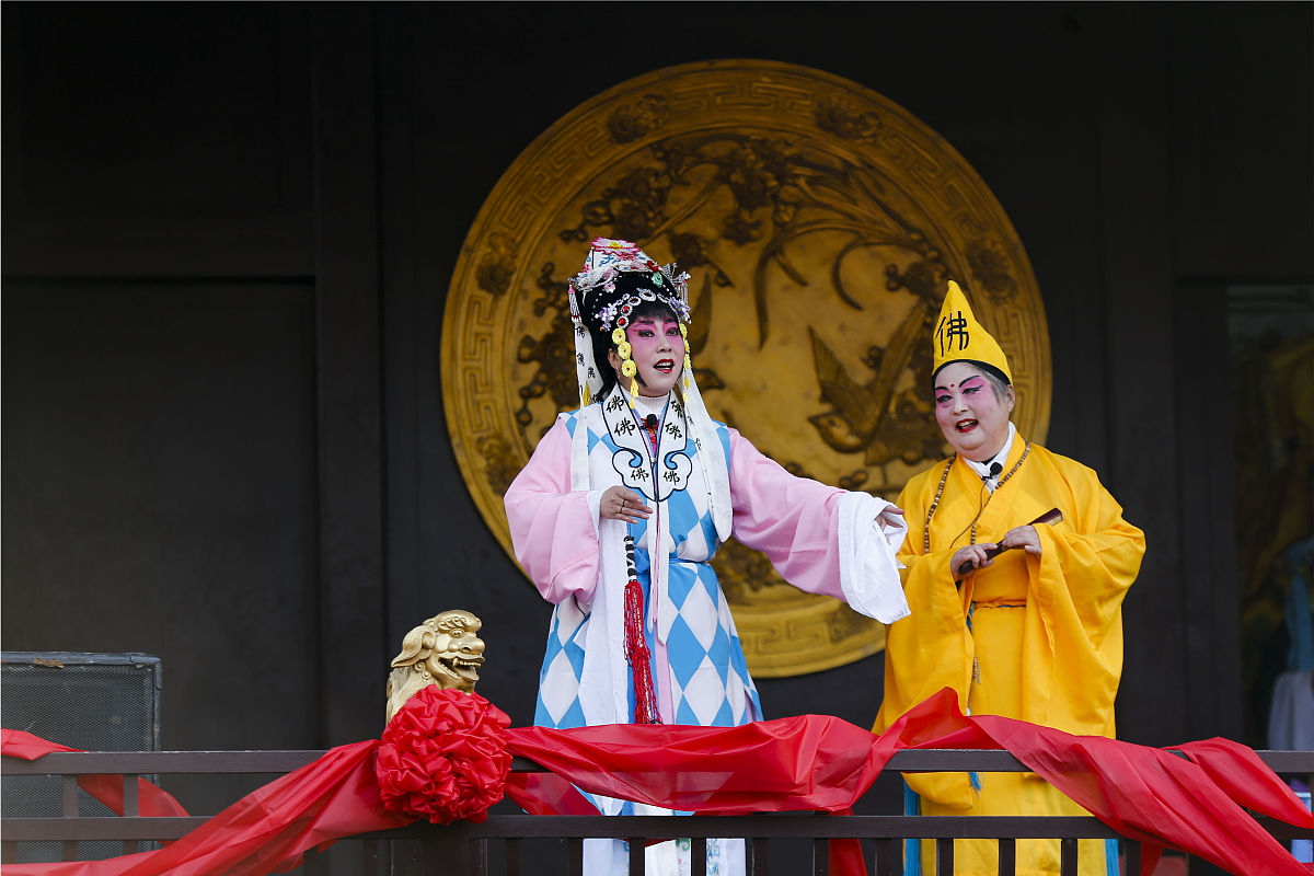 2018年2月16日,江苏泰州,在老街凤城河庙会上,表演人员正在演出国家级